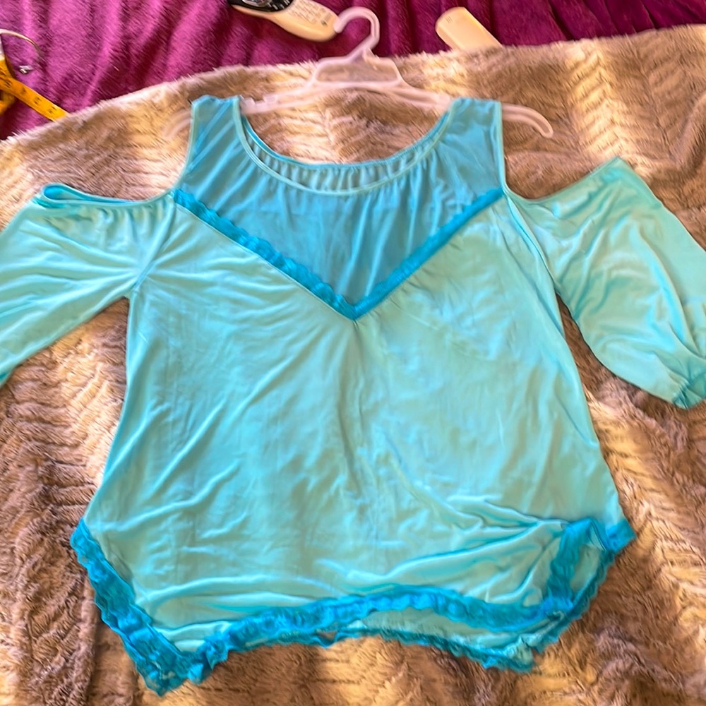 NWOT Silky Blue Mesh Yoke Cold Shoulder Top with Lace Trim & Split Hem, Size 2x